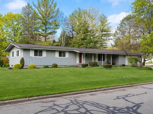 1812 Woodland Dr, Mount Pleasant, MI 48858