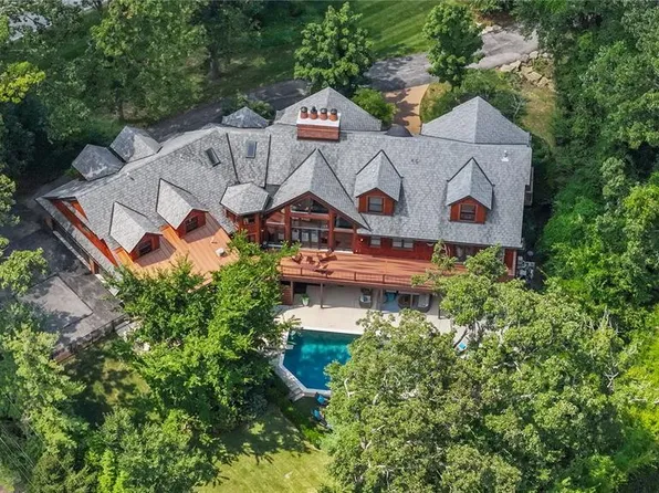 16 Holiday Ln, Saint Louis, MO 63131