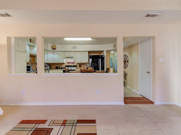 4th image of 3011 Creekview Dr