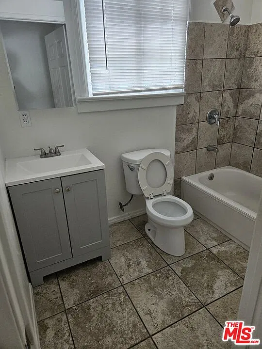 1 bed, 1.0 bath, 500 sqft, $1,800 — Photo 3
