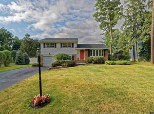 28 Scotchpine Dr, Voorheesville, NY 12186