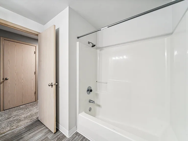 Oak Park Village Apartments — Photo 34
