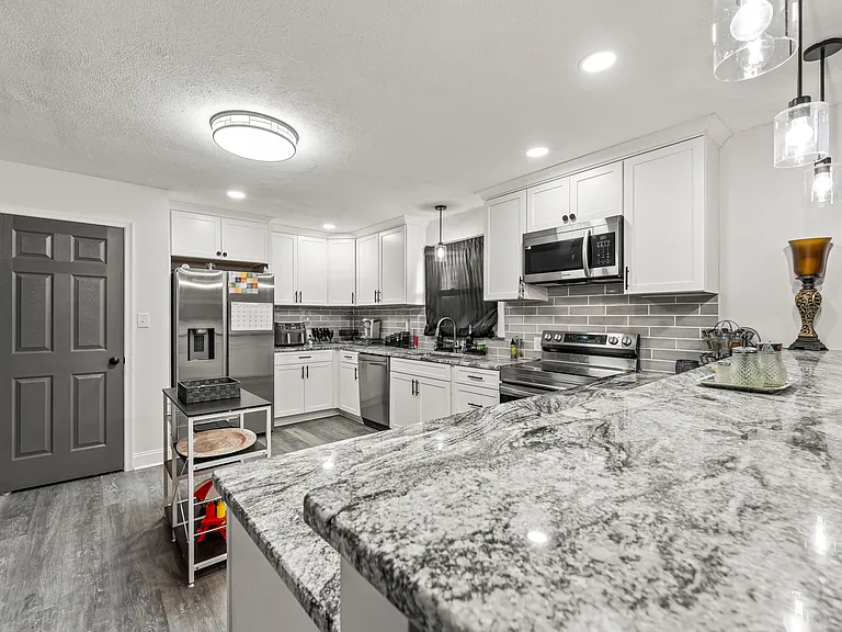 102 Adams Dr — Photo 7