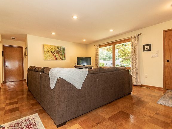3rd image of 8428 Grenway Dr