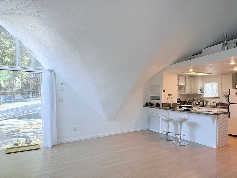 2140 Hollymont Dr — Photo 16