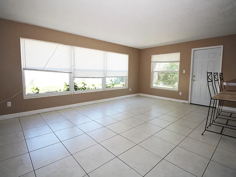 1309 Viewtop Dr — Photo 2