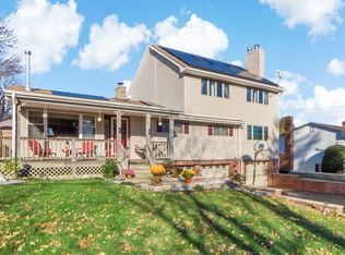 573 Gardners Neck Rd, Swansea, MA 02777