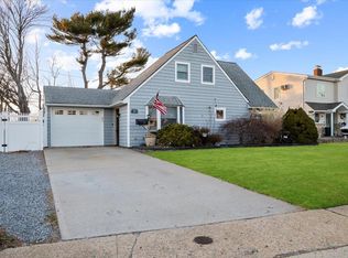 15 Elm Dr W, Levittown, NY 11756