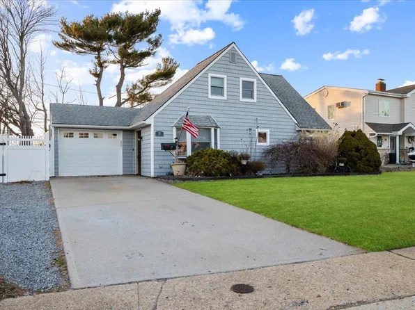 15 Elm Drive W, Levittown, NY 11756