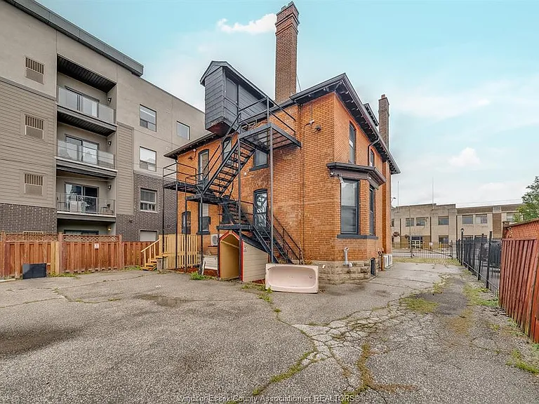 961 Ouellette Ave #2 — Photo 38
