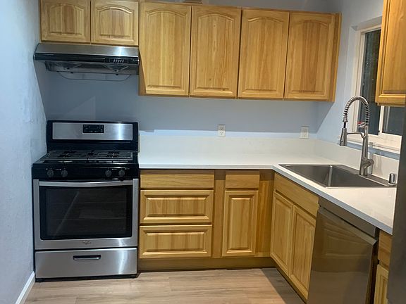 4th image of 923 Alberni St