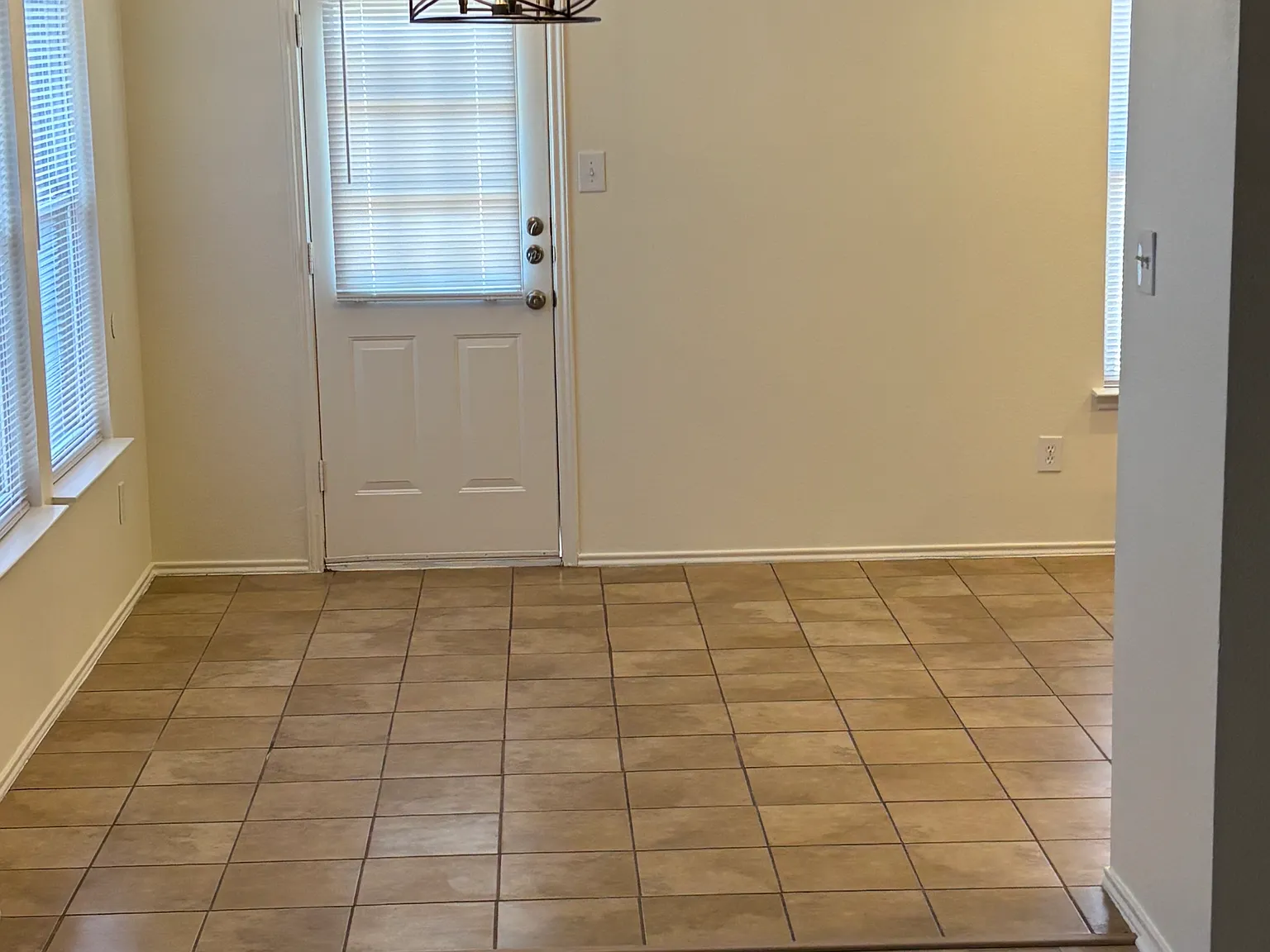 3 bed, 1672 sqft, $1,975 — Photo 4