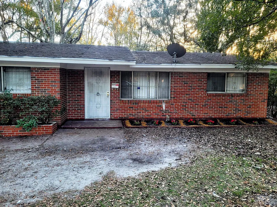 5224 Moncrief Rd W