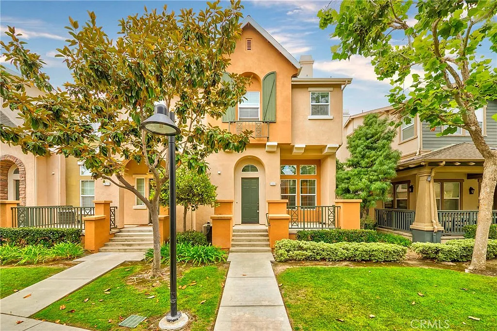 3 bed, 2.5 bath, 1679 sqft, $4,200 — Photo 1