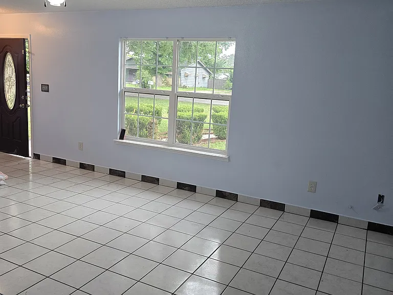 114 N Cherokee St — Photo 2