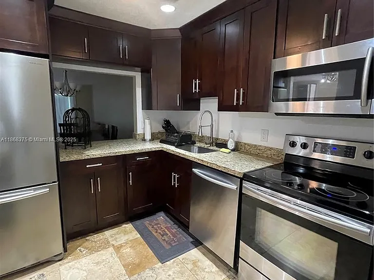410 SE 2nd St #422 — Photo 4