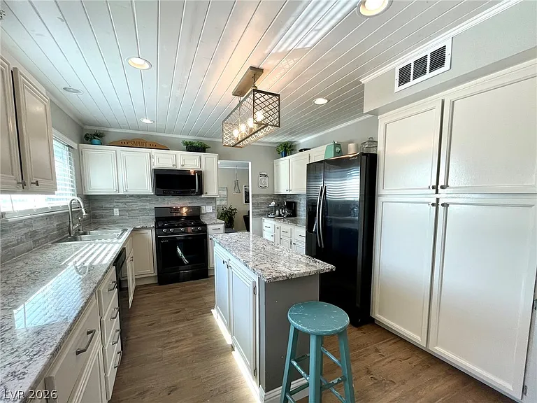 2246 Windsor Dr — Photo 12