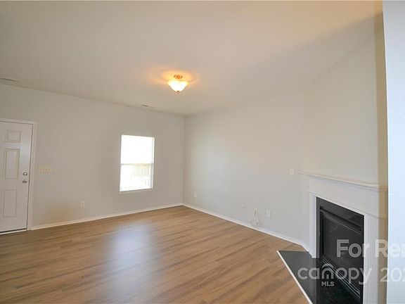 2nd image of 925 Willow Wind Dr