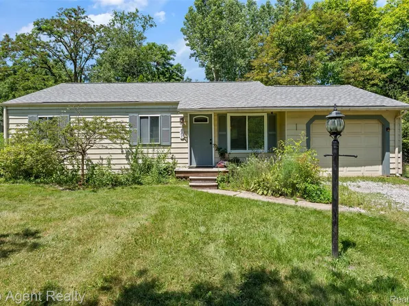 227 W Peterson Dr, Brighton, MI 48114