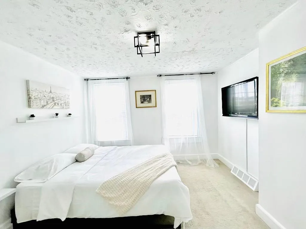2 bed, 1250 sqft, $2,200 — Photo 3