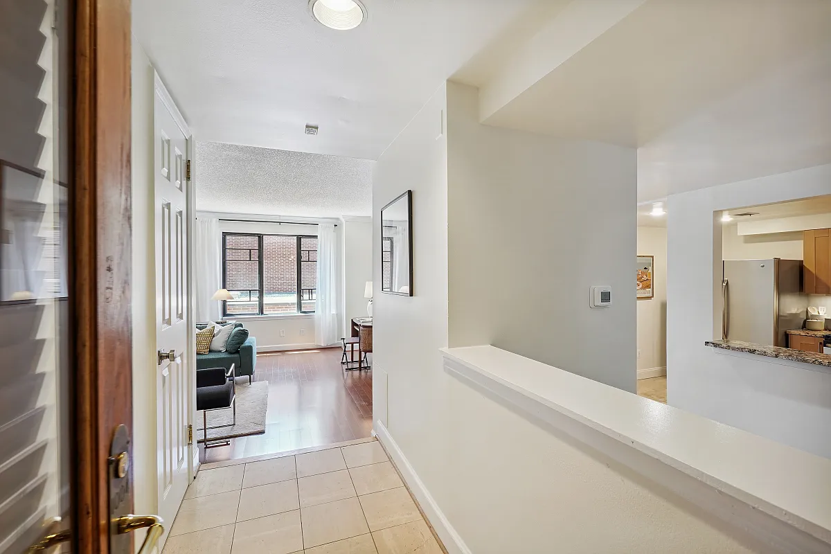 1 bed, 1.5 bath, 900 sqft, $3,300 — Photo 4
