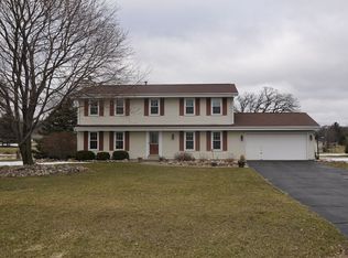 S82W32694 Paradise Ln, Mukwonago, WI 53149