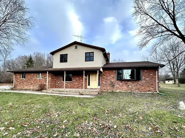 14089 Iroquois Woods Dr, Fenton, MI 48430