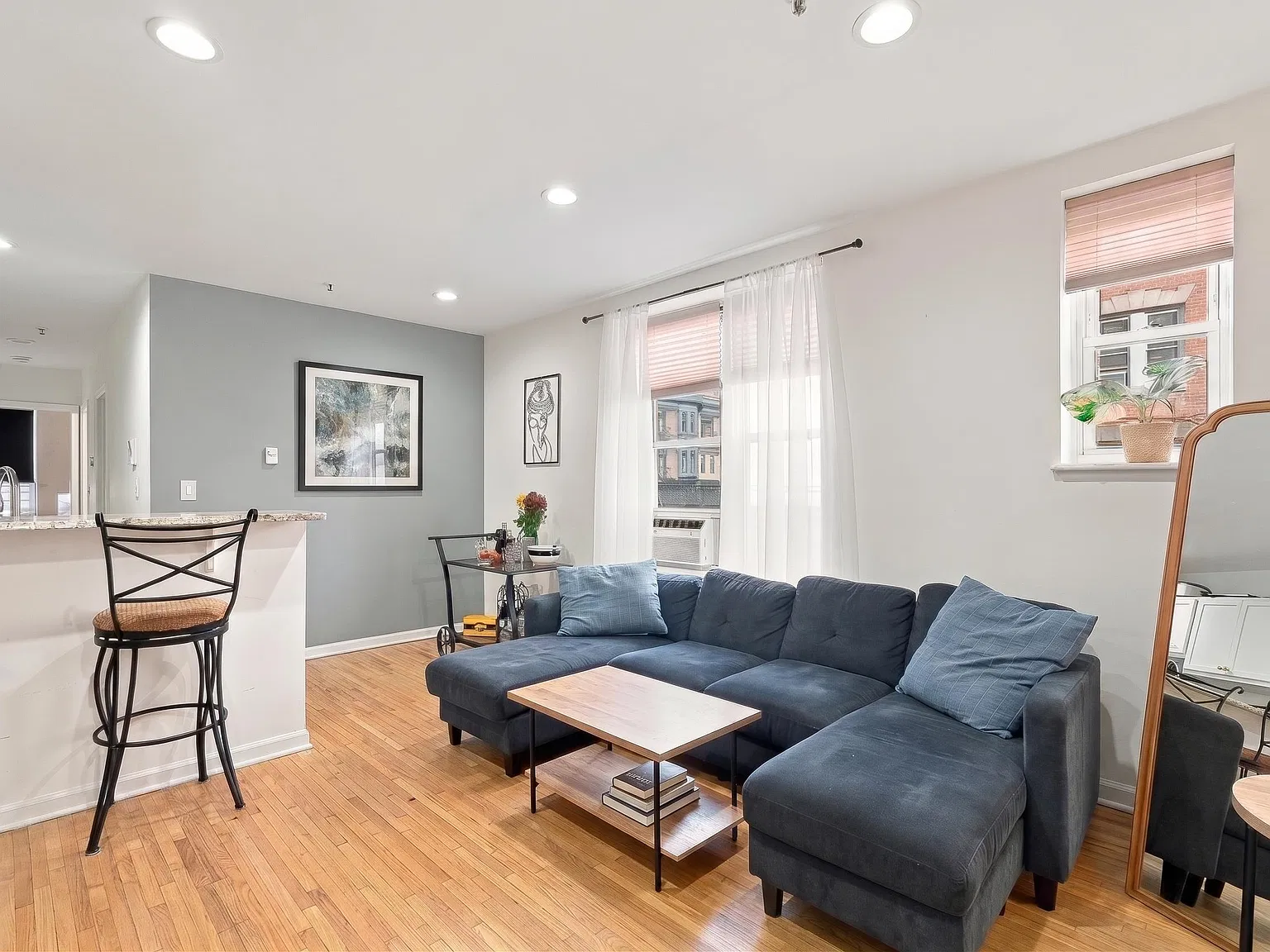 2 bed, 1.0 bath, 605 sqft, $3,300 — Photo 2