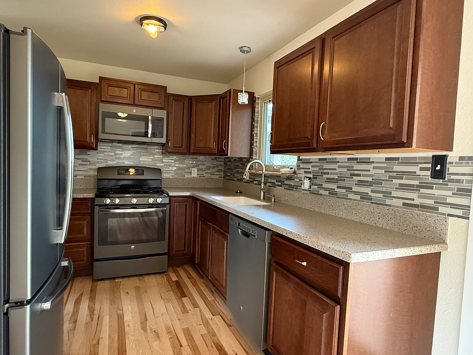 4 bed, 1529 sqft, $2,400 — Photo 2