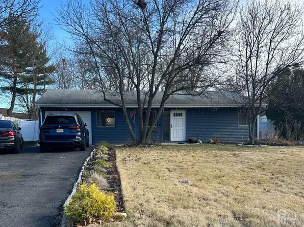 10 Stanworth Rd, Kendall Park, NJ 08824