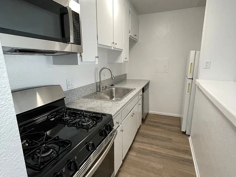 6736 Cleon Ave — Photo 5