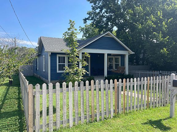 The front yard and the back yard are fenced!