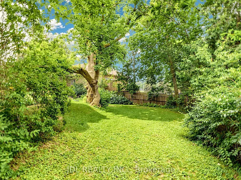 100 Roxborough Rd — Photo 25