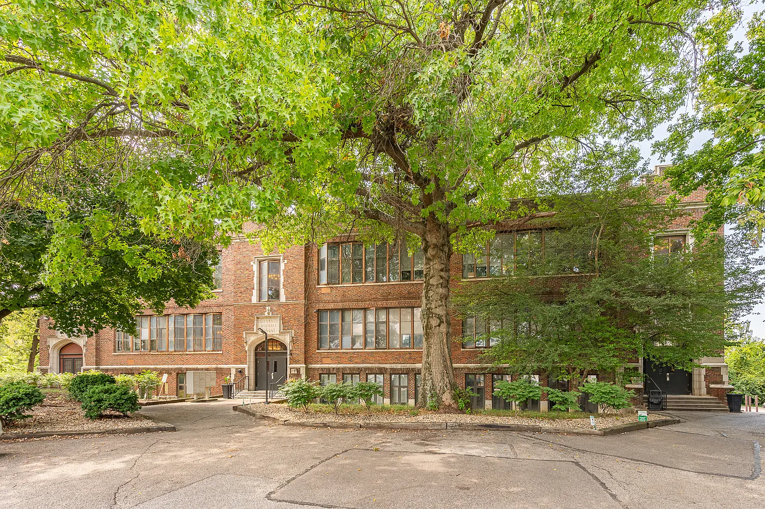 Parkway Apartments — Photo 2