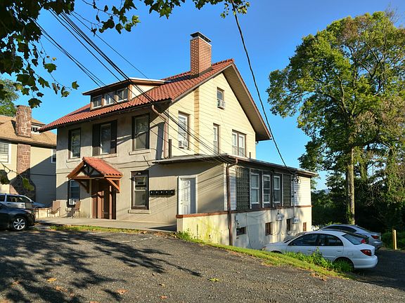 2nd image of 2108 Walnut St #5