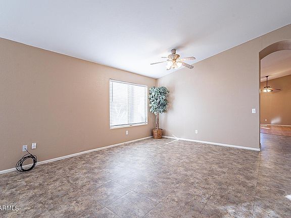 4th image of 686 E Lovegrass Dr