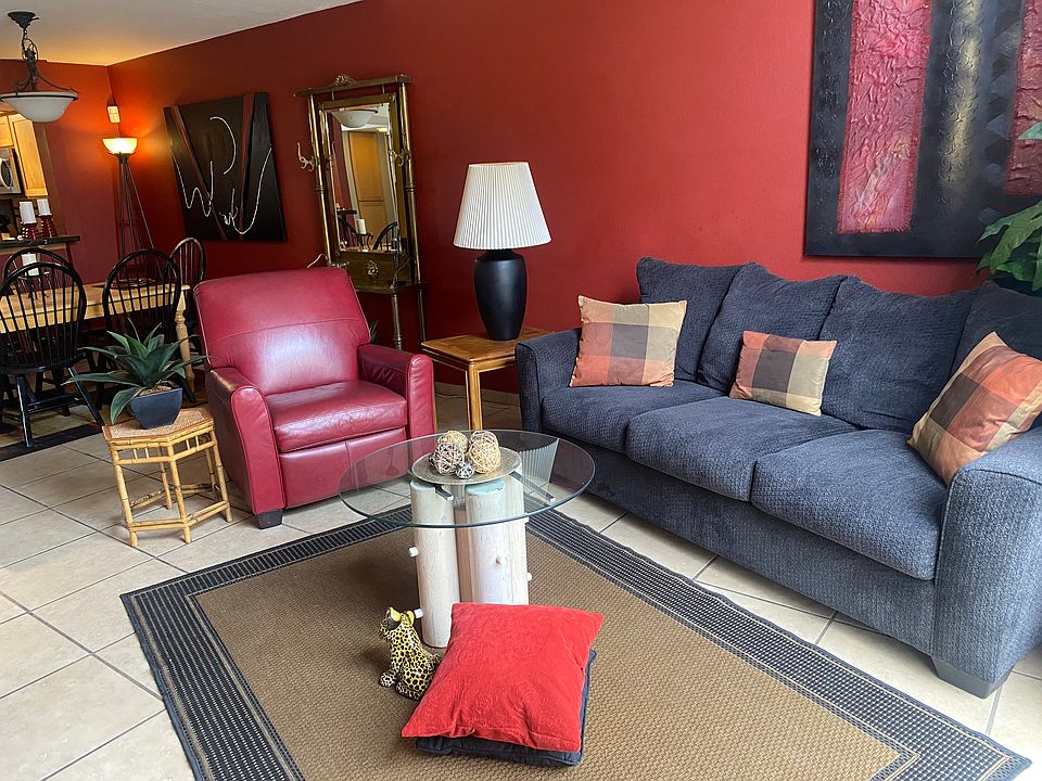 Great room w vaulted ceiling and walk out to lake