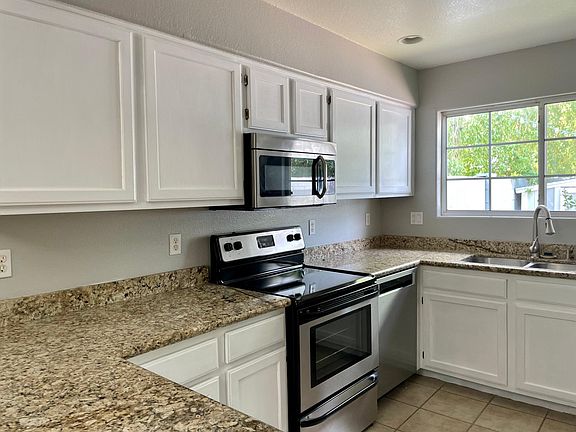 Kitchen w/grantite countertops