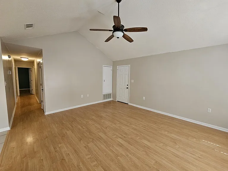 2219 Calle De Cantabria — Photo 4