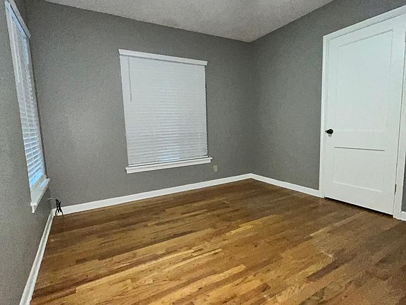 4th image of 251 Eland Dr