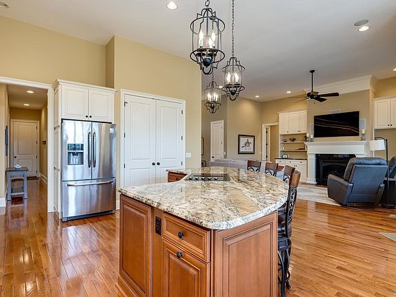 4th image of 131 Cadogan Ct