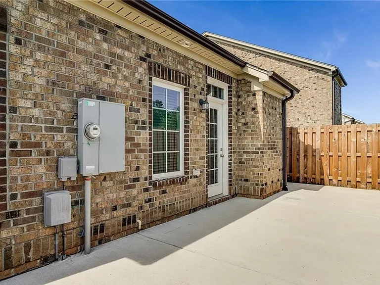 721 Piedmont Crossing Dr — Photo 2