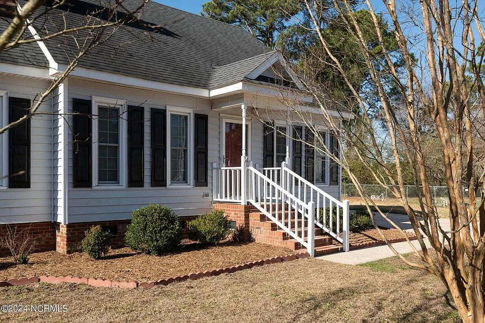 3 bed, 1406 sqft, $1,825 — Photo 2
