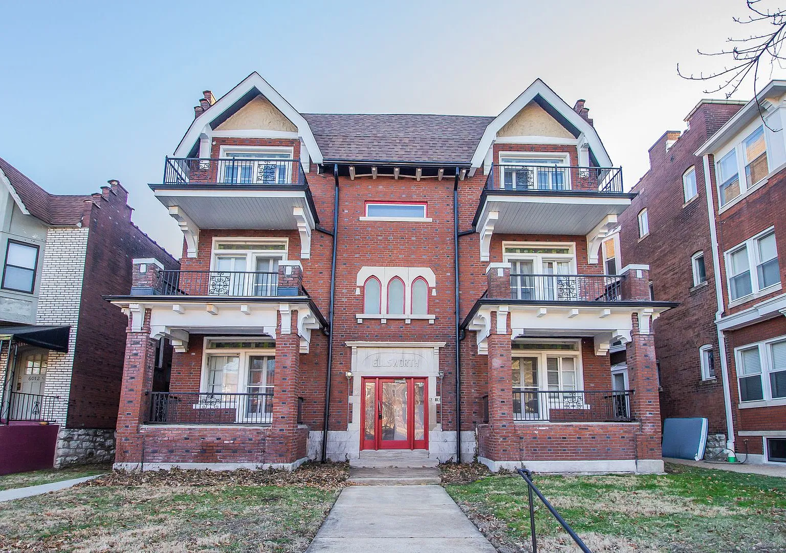 Introducing our newly rehabbed 2-bedroom apartment in the heart of St. Louis! Fall move in special. — Photo 2