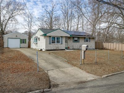 2816 Falcon Avenue, Medford, NY, 11763