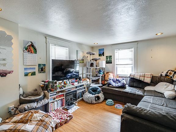 4th image of 313 Power St