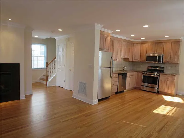 116 E Elm St #A — Photo 5