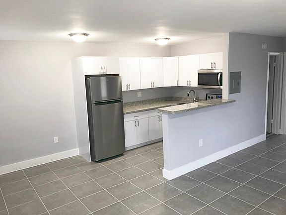 5th image of 1960 NE 161st St APT 107