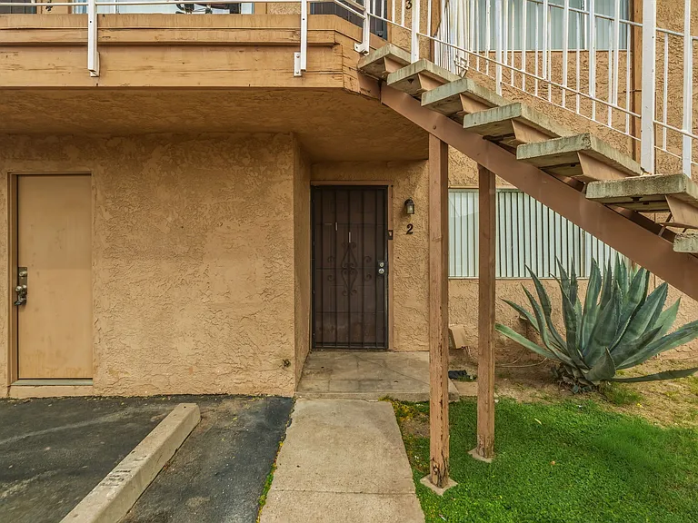 3308 W Loma Ln — Photo 2