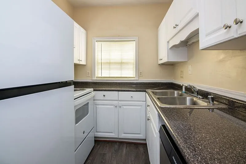 3 bed, 1.0 bath, 1174 sqft, $875 — Photo 3